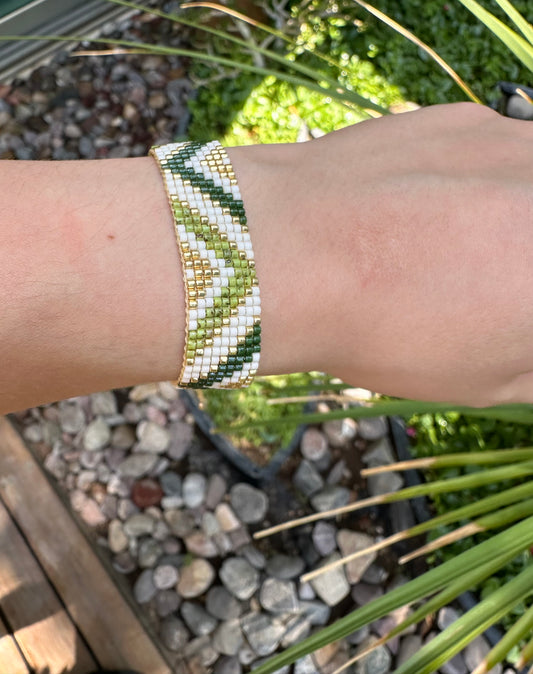 Brazalete Miyuki Piramides verde dorado y blanco